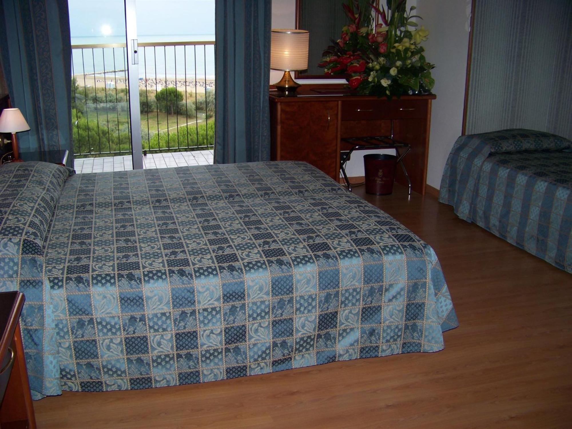 Hotel Beau Rivage Pineta Лидо ди Йезоло Стая снимка